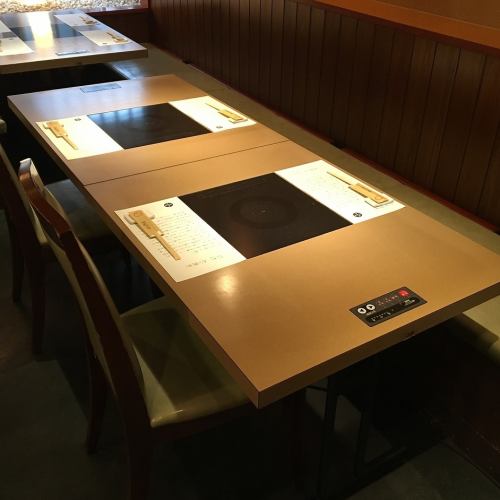 <p>We have table seats that you can easily enter.You can enjoy your meal in a calm space.</p>