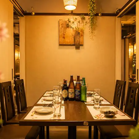 [For 2-6 people] A private room with a door, perfect for small groups. A calm and relaxing private room available for 2 or more people.Whether you're dining with friends, on a date, having a girls' night out, or enjoying a meal with your family, you can relax and enjoy yourself without worrying about those around you.