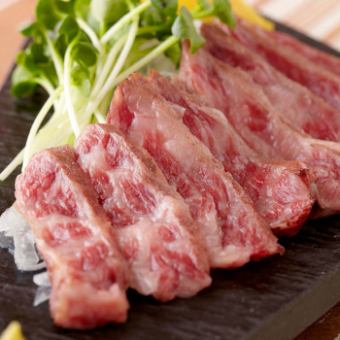 精致的日本黑牛肉罕见烤