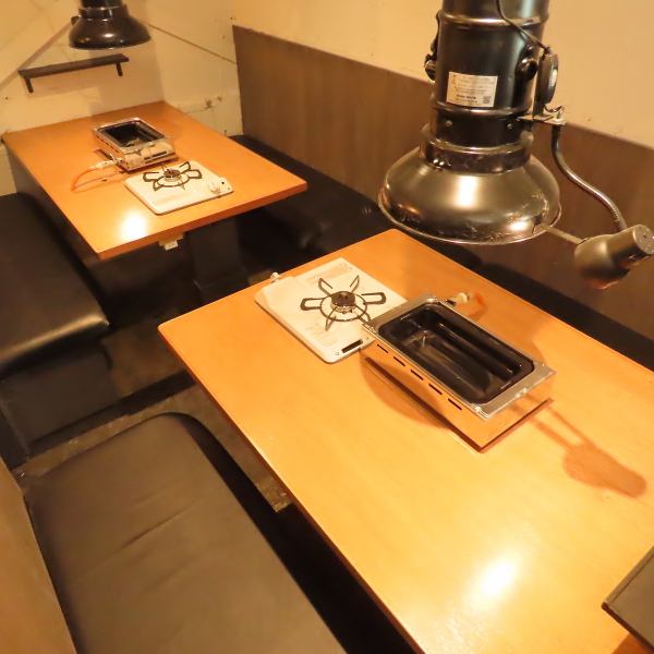 女子会やデート、家族でのお食事、少人数での集まりなどにおすすめ★木を基調としたちょっぴり大人な寛ぎ空間となっております。個々に間仕切りがございますので、隣を気にせずごゆっくりお食事をお楽しみください。【４人～８人席】