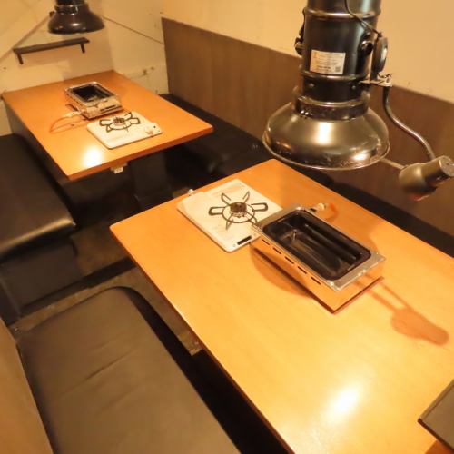 <p>女子会やデート、家族でのお食事、少人数での集まりなどにおすすめ★木を基調としたちょっぴり大人な寛ぎ空間となっております。個々に間仕切りがございますので、隣を気にせずごゆっくりお食事をお楽しみください。【４人～８人席】</p>