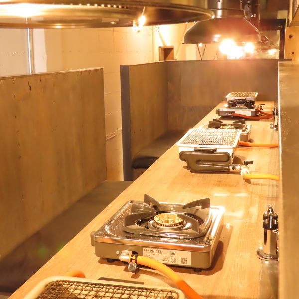 カウンター席もベンチシートでプライベートシーン【1人席～2人席】