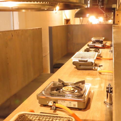 <p>カウンター席もベンチシートでプライベートシーン【1人席～2人席】</p>