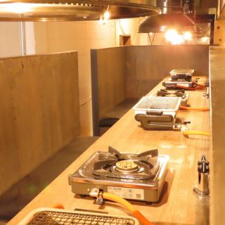 個室感のあるカウンター2席×2卓