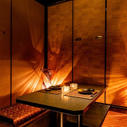 うっすら灯る照明が落ち着いた雰囲気を演出してくれる個性空間!