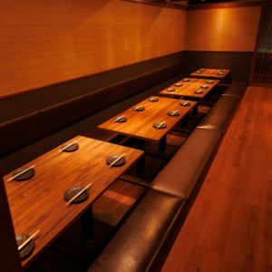 Perfect for large banquets! Relax in our comfortable sunken seating area where you can stretch your legs! The side-by-side layout is ideal for company parties, class reunions, and more! The spacious bench seating makes it a comfortable space for long banquets!