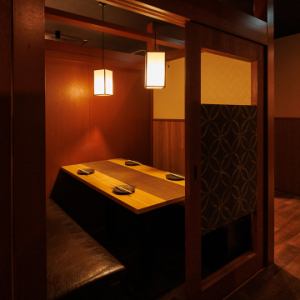 Perfect for small get-togethers or dates! Private rooms with doors offer a modern Japanese atmosphere! The space allows you to relax without worrying about those around you, making it ideal for dates, girls' nights out, small get-togethers, and casual banquets! Table-only reservations are also welcome!
