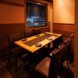 Perfect for small get-togethers and business dinners! Enjoy a semi-private room with a view of the outside from the window! The relaxed atmosphere is also ideal for girls' nights out, group dates, and small get-togethers! Comfortable seating ensures you can relax even for extended periods!