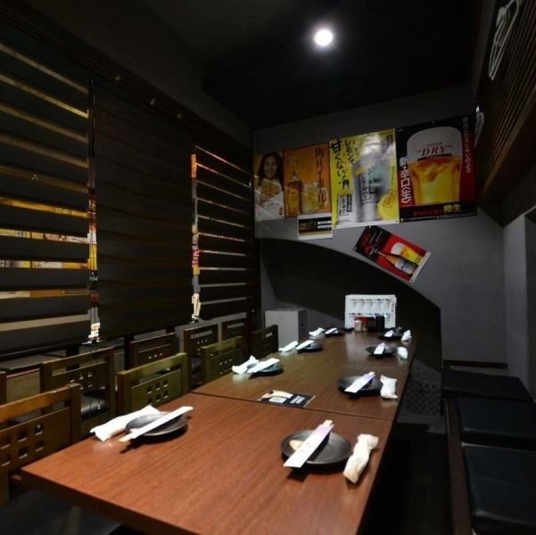 店内は落ち着いた和の空間が広がっており、リラックスしながら料理やお酒を楽しめます。温かみのある木の素材が心地よい印象を与え、居心地の良さを演出。店内にはテレビモニターも設置されており、スポーツなども観戦可能です。友人とお一人様でも、仲間と一緒でも、気軽に訪れやすい雰囲気です。