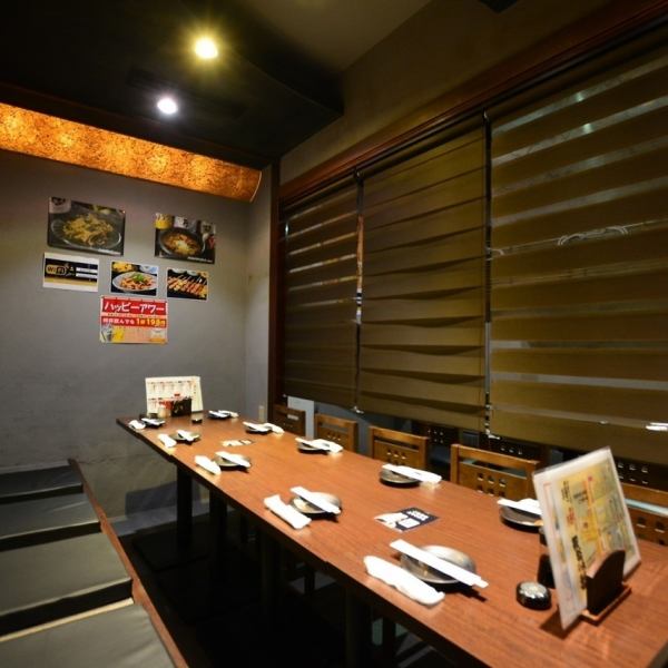 当店は、洗練された和モダンなデザインが特徴となっています。落ち着いた色調の内装と木の温もりが心地よく、リラックスできる空間を演出しています。カウンター席やテーブル席が配置され、アットホームな雰囲気ですので、気軽にお立ち寄りください。