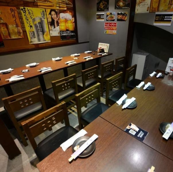 落ち着いた和のテイストを取り入れた心地よい空間です。木の温もりが感じられるテーブル席は、友人や家族とリラックスしながら食事を楽しむのに最適。壁にはメニューの写真が飾られ、お店のおすすめなどが確認できます。照明は柔らかく、落ち着いた雰囲気を演出しており、ゆったりとした時間を過ごせます。