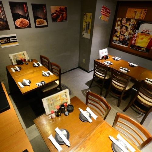 테이블석은 여자회나 엄마 친구와의 모임에 최적인 공간입니다.차분한 일본식 분위기가 감돌고, 긴장을 풀고 수다를 즐길 수 있습니다.느긋한 배치가 되어 있어 식사를 하면서 부담없이 대화를 즐길 수 있는 공간입니다.