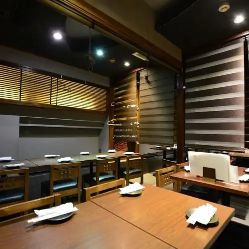 <p>店内は落ち着いた和の空間が広がっており、リラックスしながら料理やお酒を楽しめます。温かみのある木の素材が心地よい印象を与え、居心地の良さを演出。店内にはテレビモニターも設置されており、スポーツなども観戦可能です。友人とお一人様でも、仲間と一緒でも、気軽に訪れやすい雰囲気です。</p>