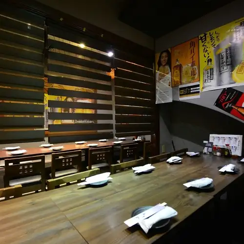 <p>当店は、洗練された和モダンなデザインが特徴となっています。落ち着いた色調の内装と木の温もりが心地よく、リラックスできる空間を演出しています。カウンター席やテーブル席が配置され、アットホームな雰囲気ですので、気軽にお立ち寄りください。</p>