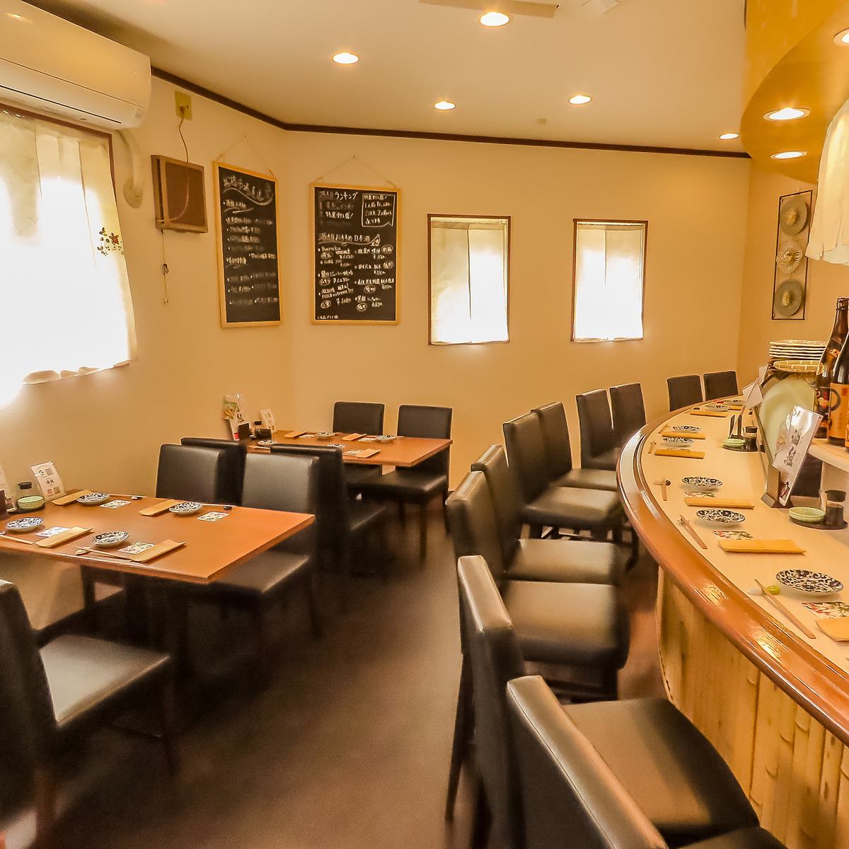 温かみのある照明が灯る落ち着いた雰囲気の店内です。
