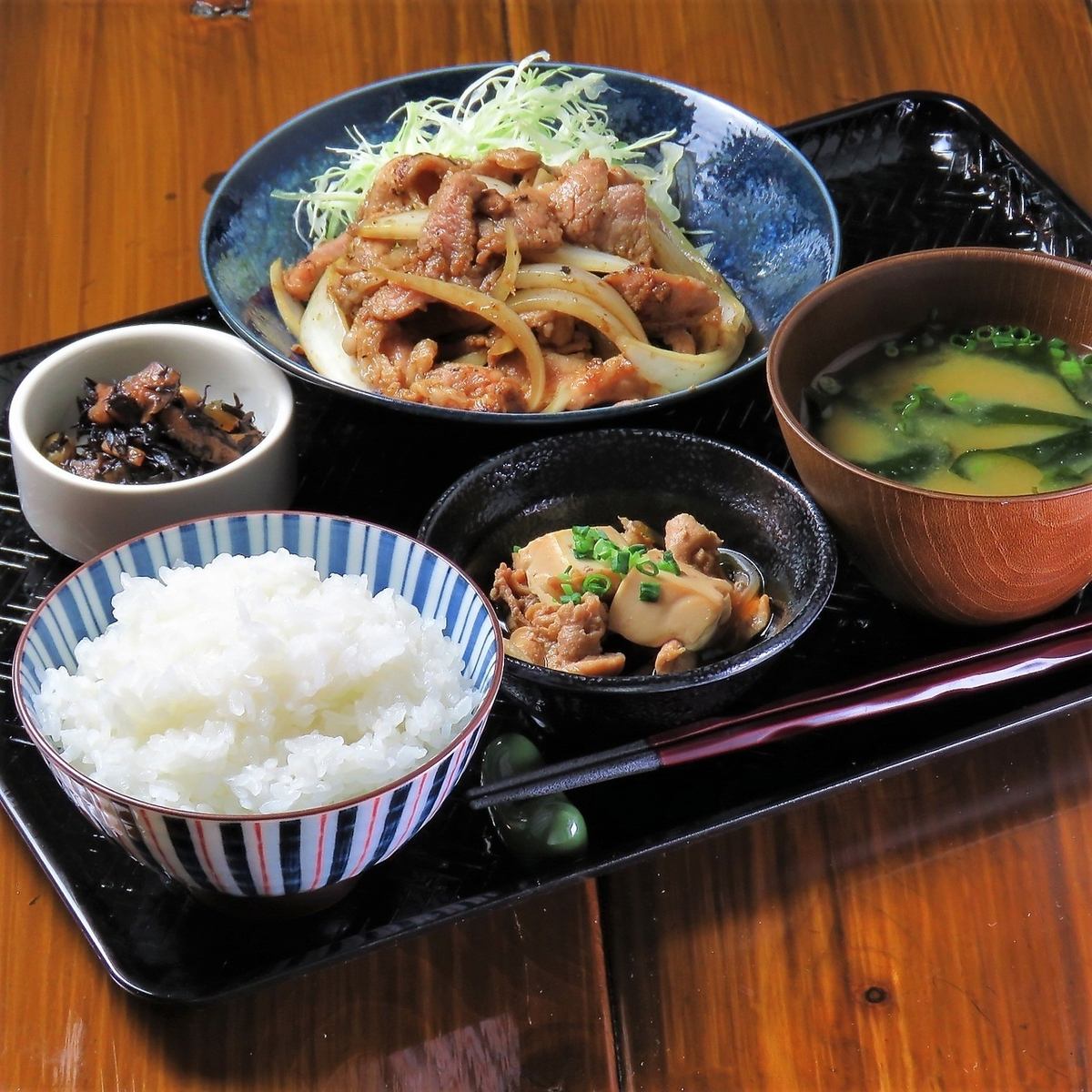 毎日精米したてのお米を土鍋でふっくら炊き上げる「土鍋ご飯」