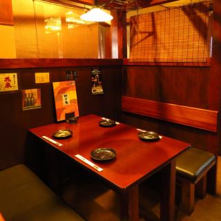 【使いやすいテーブル席】気軽に使えるテーブル席は2～6名様までご利用いただけます。お仕事帰りなどのサク飲みにも最適です♪