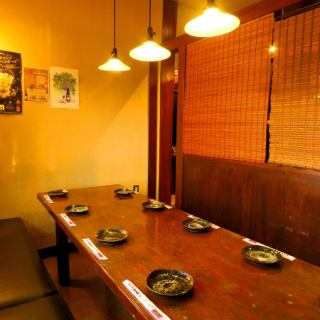 【テーブル半個室席】お隣と仕切りで区切られた、4名～8名様までの半個室風のお席です。片面がソファ席になっているので、ゆっくりしたい時やお荷物の多いの時にピッタリ♪