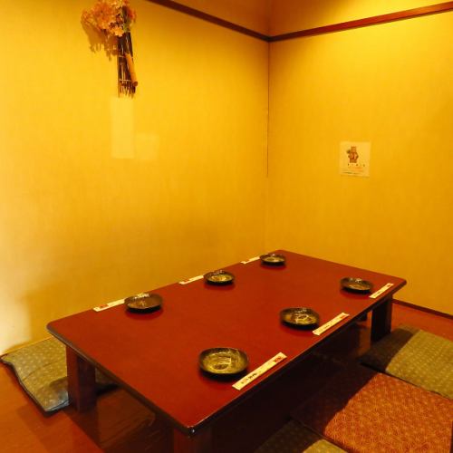 【お座敷半個室席】仕切りを使って、周りを気にせず楽しめます！靴を脱いでゆっくりおくつろぎください◎
