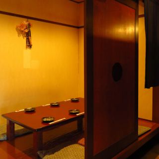 【お座敷半個室席】お座敷席は、仕切りを外せば宴会にも対応可能！会社宴会や仲間内での集まりなどにおすすめです♪