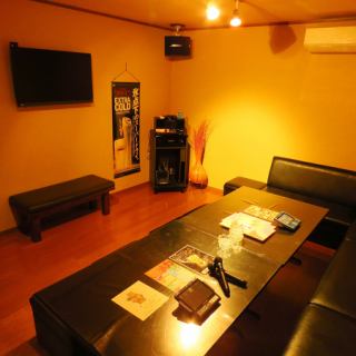 【カラオケルーム】ライブダム搭載の完全個室は2部屋ございます。飲んで歌って食べて、思う存分楽しみたいならココ!!人気のお席になるので、ご予約はお早めに!!