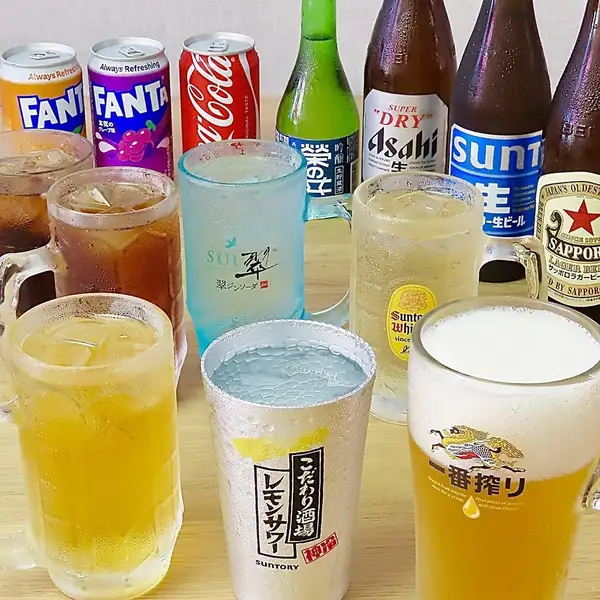グループやご家族でのご利用に最適なゆったりと座れるテーブル席をご用意しております。広々としたスペースで、自慢の手作り水餃子や本格中華料理をシェアしながらご堪能いただけます。プライベート感を大切にした空間で、女子会や日常のランチ・ディナーなど、様々なシーンで会話に花を咲かせてください!