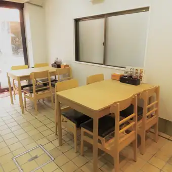 这是一个宽敞的四人餐桌就餐区。它可以用于各种场合,例如与朋友的女生之夜、家庭晚餐或日常午餐。欢迎您在我们宽敞的餐桌旁,尽情享用我们精心制作的点心和正宗的中国菜肴。