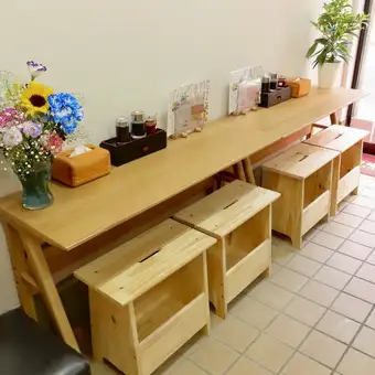 这些吧台座位非常适合想要舒适用餐的独自用餐者。下班后小酌一杯或享用简餐,这里都是绝佳之选!在温馨舒适的氛围中,品尝新鲜出炉的自制点心和正宗中式佳肴。