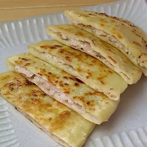 モンゴル風ミートパイ(豚肉と玉ねぎ餡)