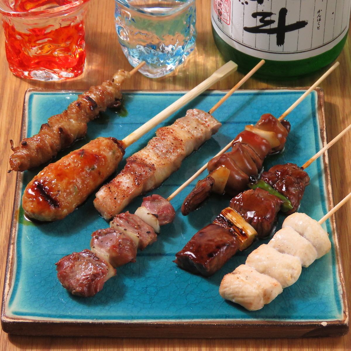 老舗で修業を積んだ店主が焼く、備長炭で焼いた焼とりを厳選のお酒とご一緒に・・・
