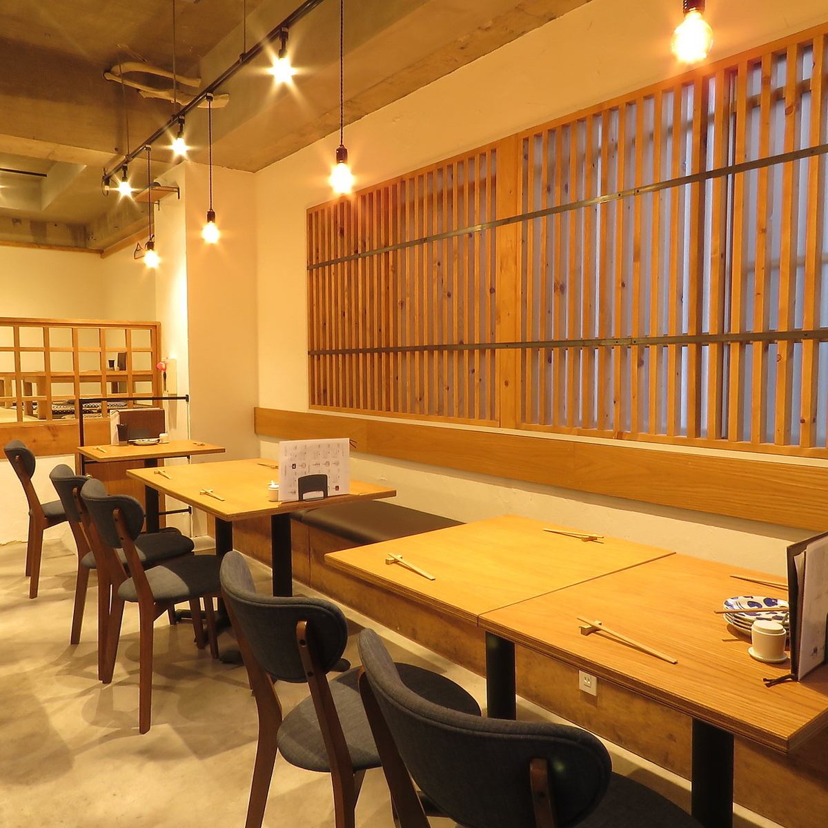 木の温もり溢れ清潔感のある店内は女性に人気！お座敷もあります