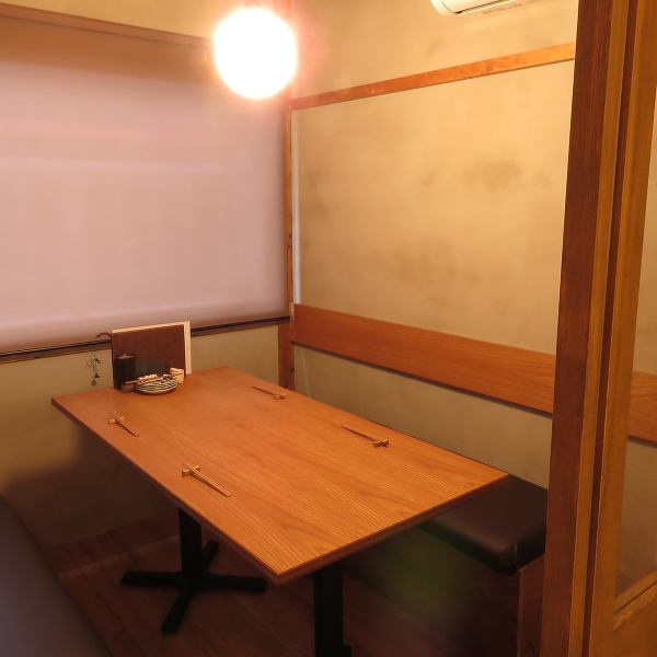 【完全個室完備】4～6名様でご利用頂ける個室ご用意しております。完全個室ではありますが、カラス張りで外の様子もご覧いただけるので開放的にお過ごし頂けます。大変有難いことに人気のお席の為、ご希望のお客様はお早目のご予約をおすすめしております＾＾