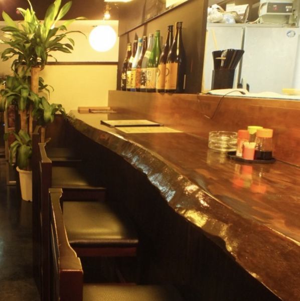 [One person is also welcome]] Counter seats popular with regular customers.Even one person can casually use this place♪ Recommended for a quick meal after work, a quick drink, a banquet, or a meal after a drinking party♪ We are looking forward to your visit!