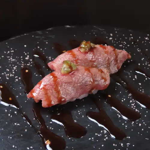 和牛赤身炙り握り (2貫)