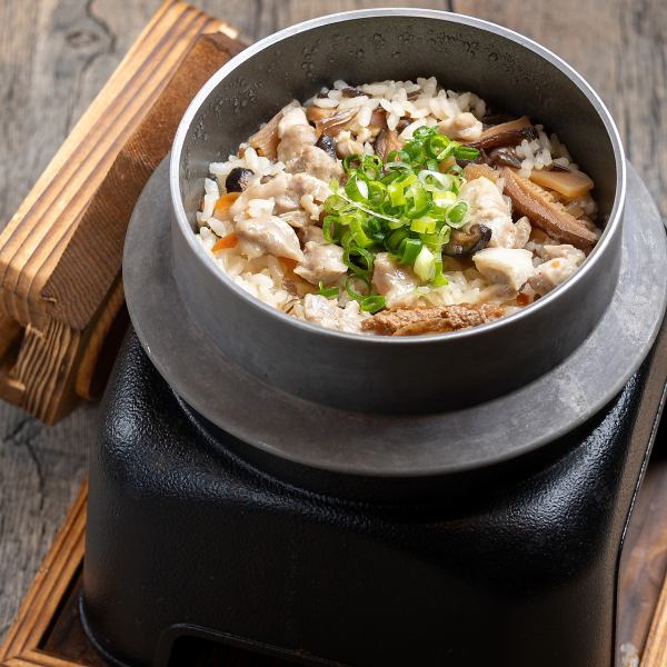 炊きたて熱々!鶏の旨味がお米の芯まで染み渡る、〆に欠かせない贅沢「とり釜飯」