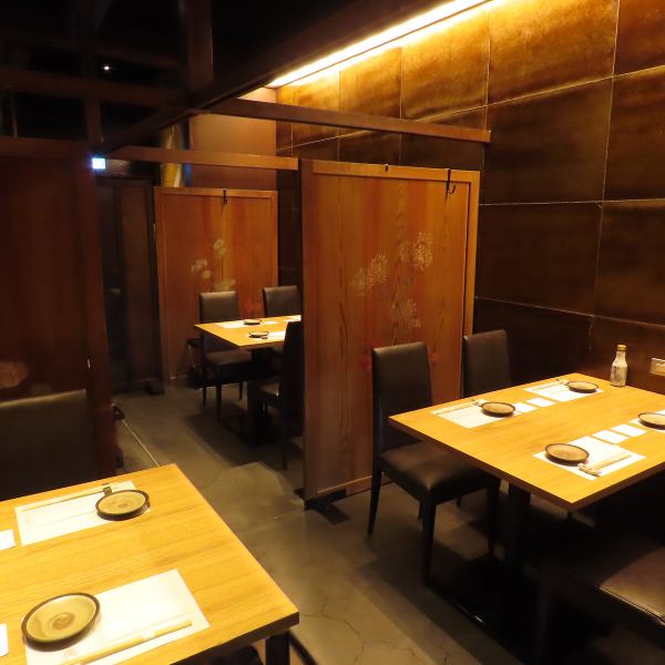 異空間な隠れ家和食のお店の座席は、和の趣を存分に楽しめるように設計されており、どの席に座っても、日本の伝統と美意識を感じながら、心温まる食事を楽しむことができます。