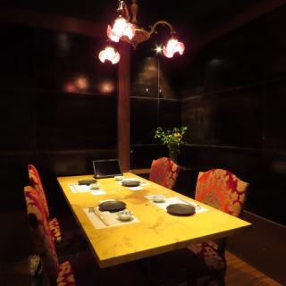 A Western-style private room with chairs for 2 to 4 people.This seat is popular among many regular customers.