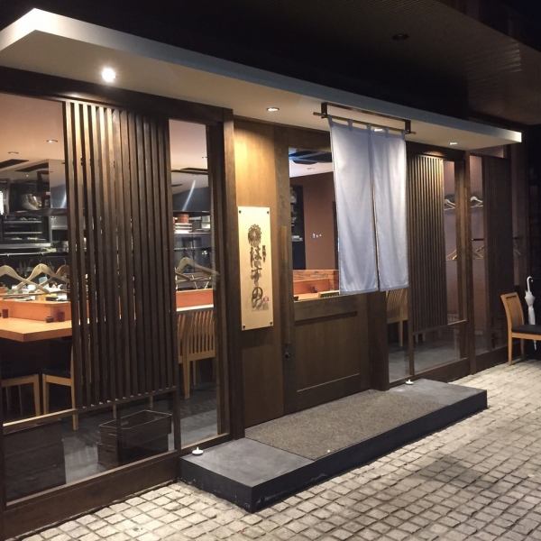 5 minutes on foot from Takamiya Station.You can enjoy a variety of special dishes such as delicious bird dishes and "Hasuno" special dishes in the stylish glass shop that attracts people passing by in front. Also, a wide variety of drinks such as wine and sake are available. It is