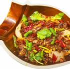88 豚骨肉の辛味炒め/98 豚モツと青唐辛子炒め