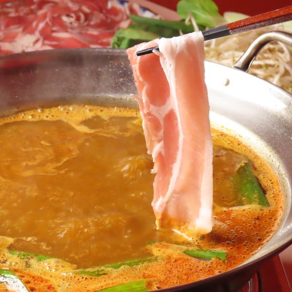For those who love spicy food! Yorushikai's special hot pot course with plenty of vegetables