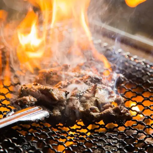 ひと手間加えた、地鶏や和牛の炭火焼きもオススメ◎