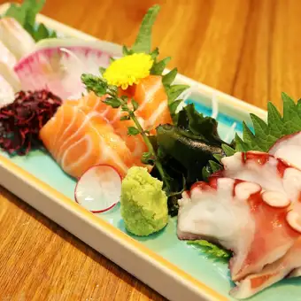 本日の鮮魚造り三点盛リ合わせ