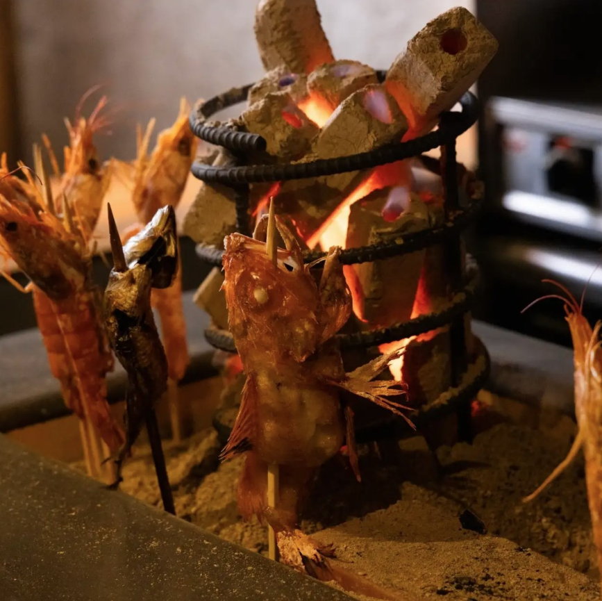 一尾まるごと豪快に焼き上げる、脂の乗ったキンキの炉端焼き