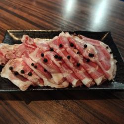 ラム肩肉炙り生黒胡椒を添え