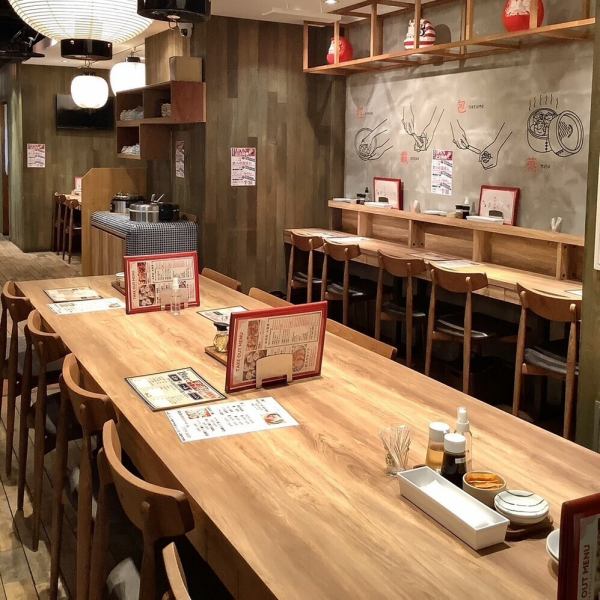 【普段使いしやすい、落ち着いた空間】店内はテーブル席とカウンター席の2種類をご用意！女子会やお仕事帰りのサク飲み、宴会など様々なシーンでご利用いただけます。