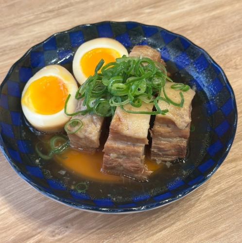 豚の角煮　味玉と一緒に