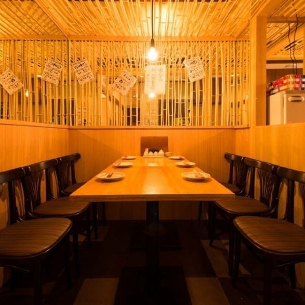 気軽に食事を楽しみたい時に最適な、ゆったり座れるテーブル席をご用意しています。ご友人との普段のお食事や、ご家族での団らんなど、様々なシーンでご利用いただけます◎人数に合わせてレイアウトの変更も可能ですので、使い勝手も便利です！少人数からグループ利用まで、幅広く対応いたします。ぜひご利用ください。