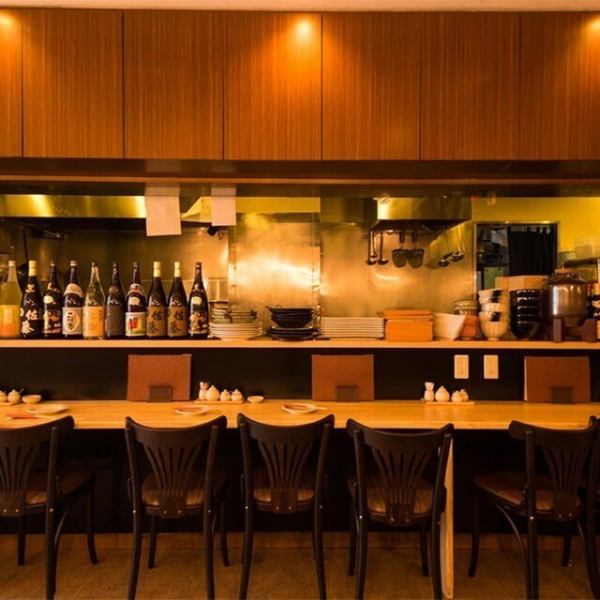 オープンキッチンの目の前にある、ライブ感あふれるカウンター席です。料理が仕上がっていく音や香りを五感で感じながら、お料理を心ゆくまでお楽しみいただけます。温かみのある電球色の照明が、どこか懐かしい雰囲気をつくりだし、落ち着いて過ごせる大人の空間を演出します。お一人様でのご利用にピッタリです。