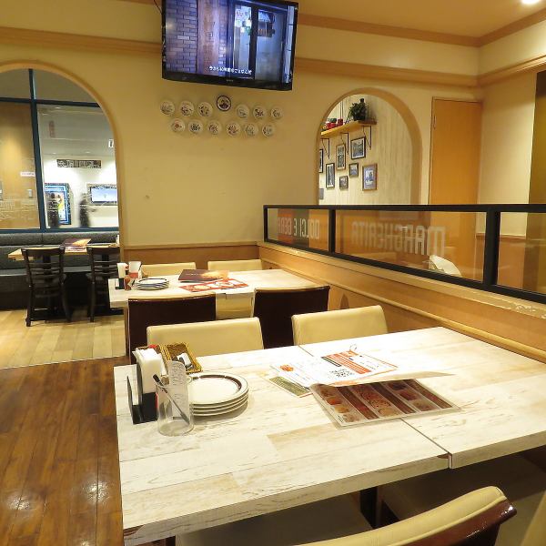 活気ある雰囲気の店内。気兼ねなくおしゃべり♪温かみのある明るい店内は、お食事やデートなど気軽にご利用いただけます！女子会などにも！