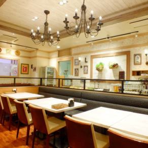 【オシャレな装飾】小さなシャンデリアが飾られた店内。プチゴージャスな気分になれる！？